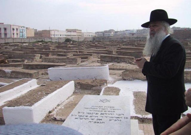 sur la tombe de rabbi yehouda.jpg