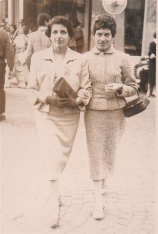 Rina et une amie mazaganaise Maguy en 1958..jpg